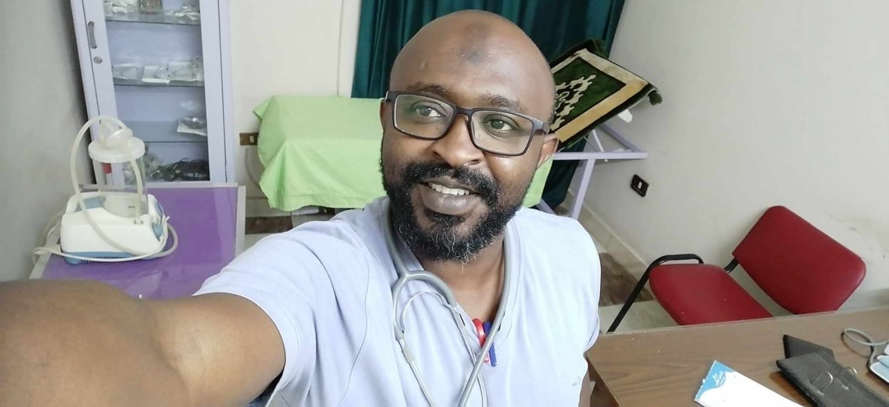 الدكتور محمد أحمد علي التوم – سيرة علمية استثنائية ورؤية غير تقليدية في الطب والسلوك الإنساني