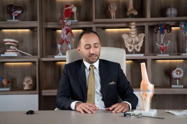 الدكتور عمرو ناجي خبير جراحة العظام في القاهرة ورحلة الريادة في استعادة الحركة