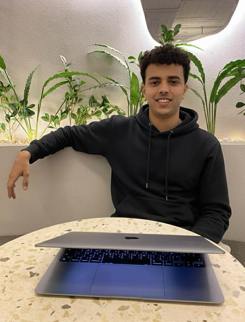 أحمد حواتر.. مونتير شاب يخطو بثبات في عالم صناعة المحتوى الرقمي