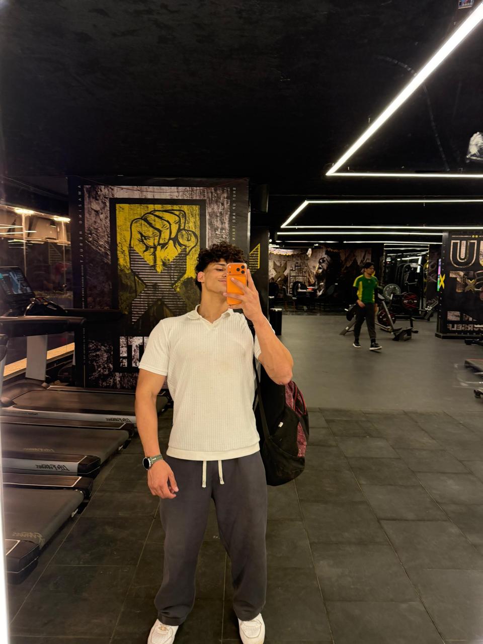 في غرفته الصغيرة منذ سنوات، كان الشاب "مهاب" يجلس لساعات طويلة أمام شاشة